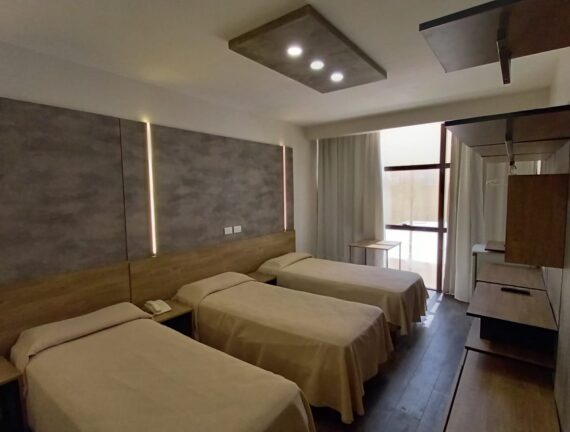 Habitación Triple Junior - Hotel Versailles Mar del Plata